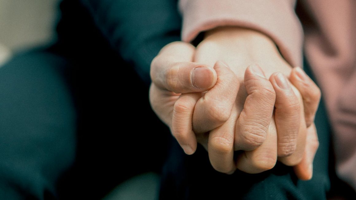 Les Aidants Alzheimer : Les Héros Silencieux et l&rsquo;Art de Prendre Soin