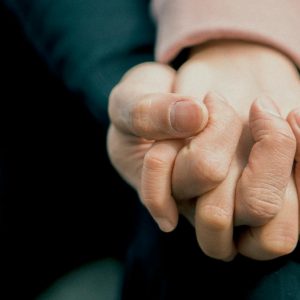 Les Aidants Alzheimer : Les Héros Silencieux et l&rsquo;Art de Prendre Soin