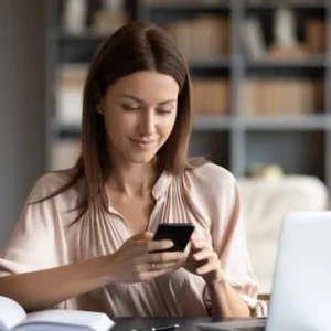 Le téléphone portable tue nos hormones : Comment protéger votre équilibre en préménopause et ménopause